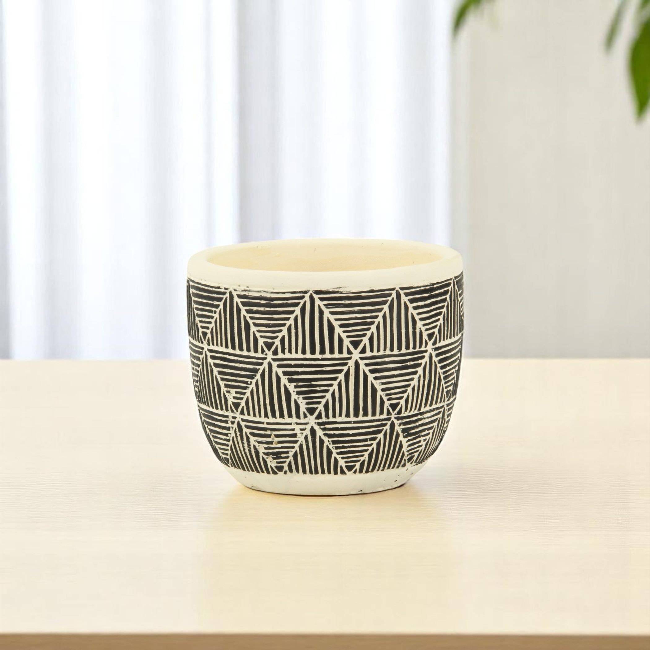 Ceramic 30 Ounce Geometric Round Distressed Pot Planter