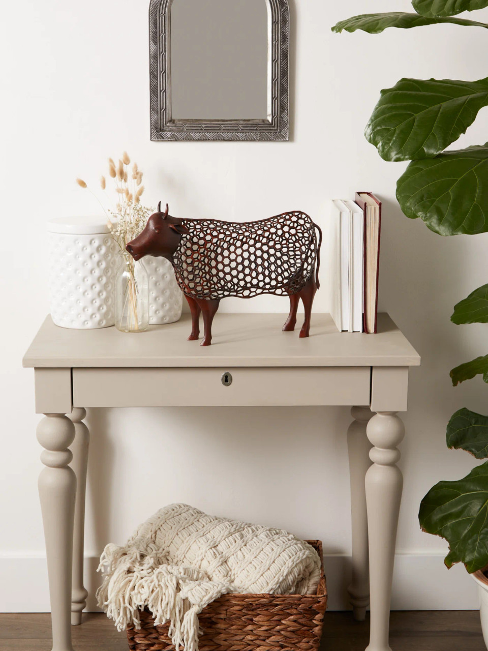 CHICKEN WIRE COW SCULPTURE